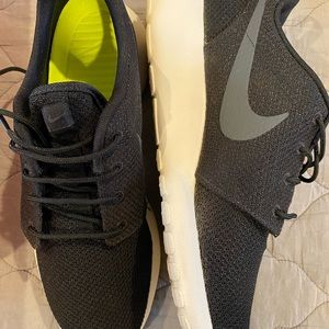 Men’s Nike Roshe One black sneakers size 10